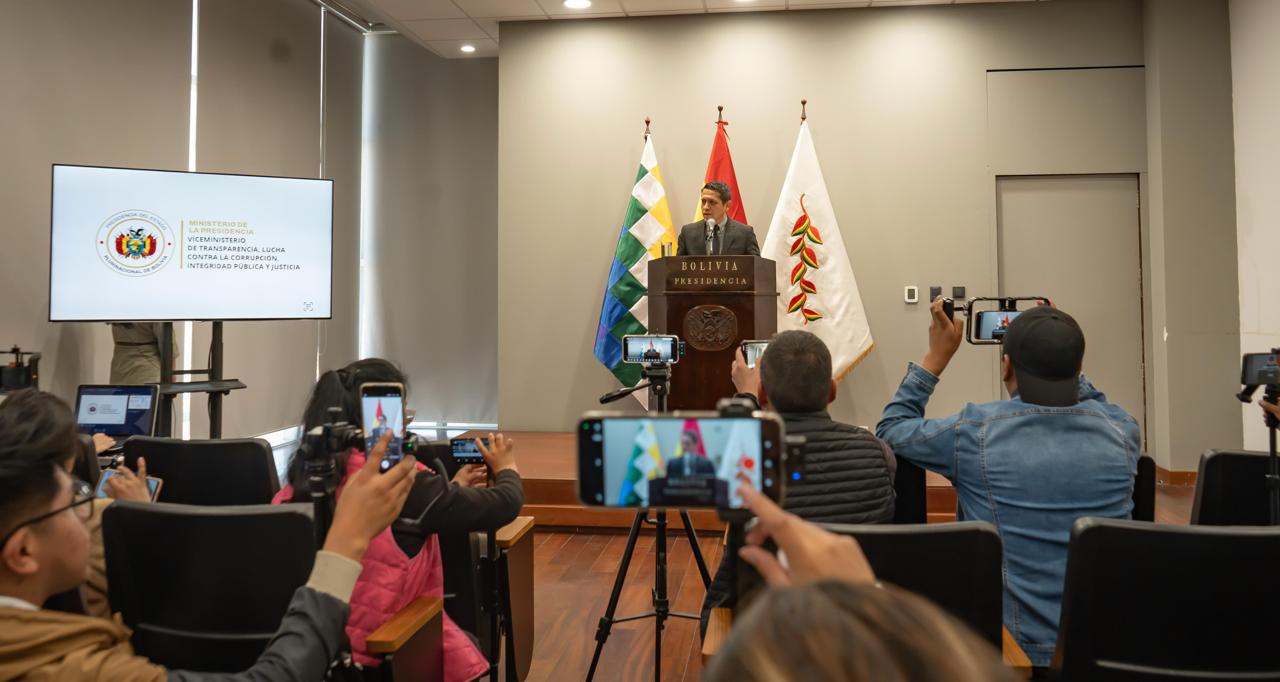 Conferencia de prensa brindada por el viceministro de Transparencia y representante gubernamental anticorrupción, Yamil García Delfín. Foto: Ministerio de la Presidencia.
