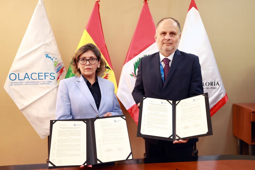 Firma de convenio entre Contraloría de Bolivia y Perú. Foto: Contraloría General del Estado.