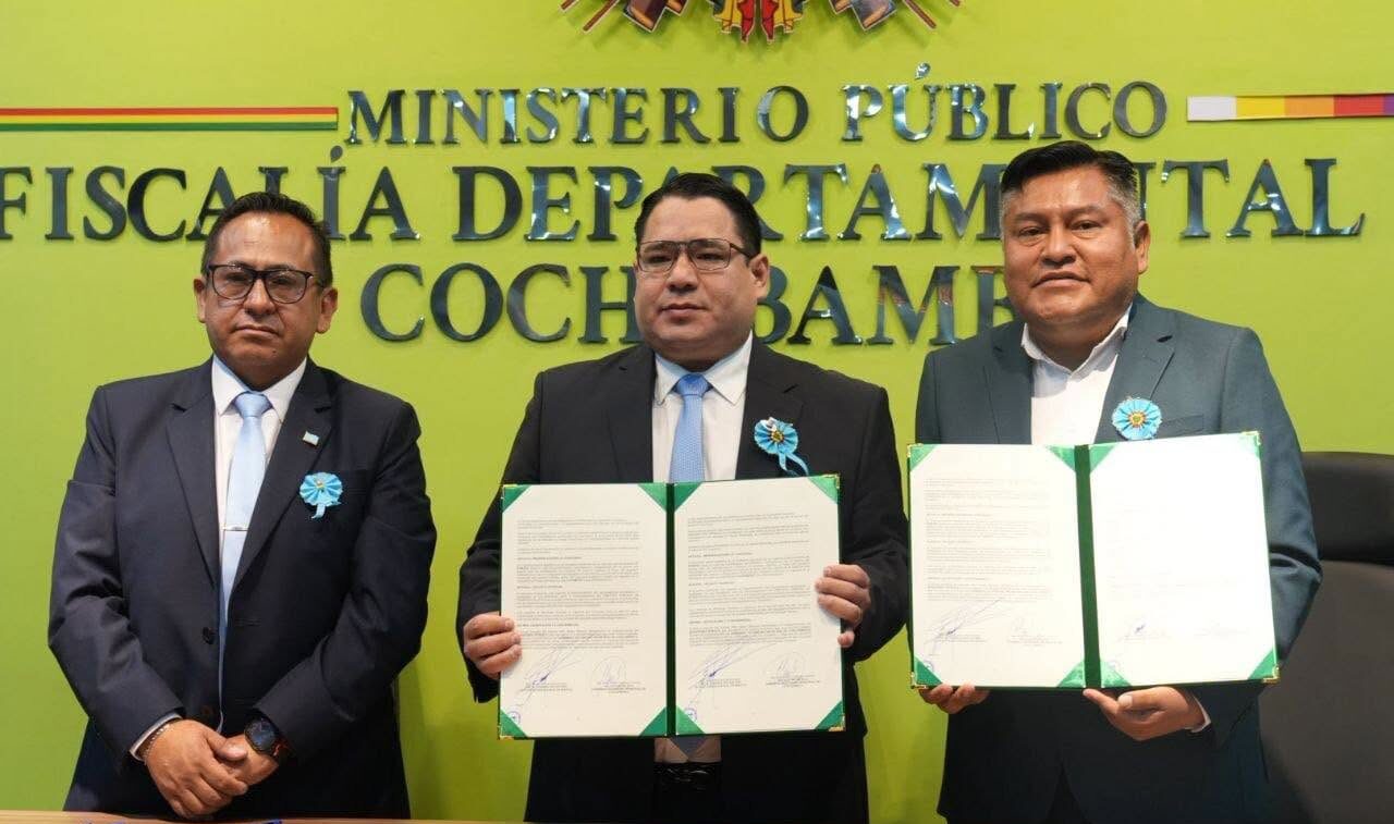 Firma de convenios de la Fiscalía con municipios en Cochabamba. Fotos: Fiscalía General del Estado.