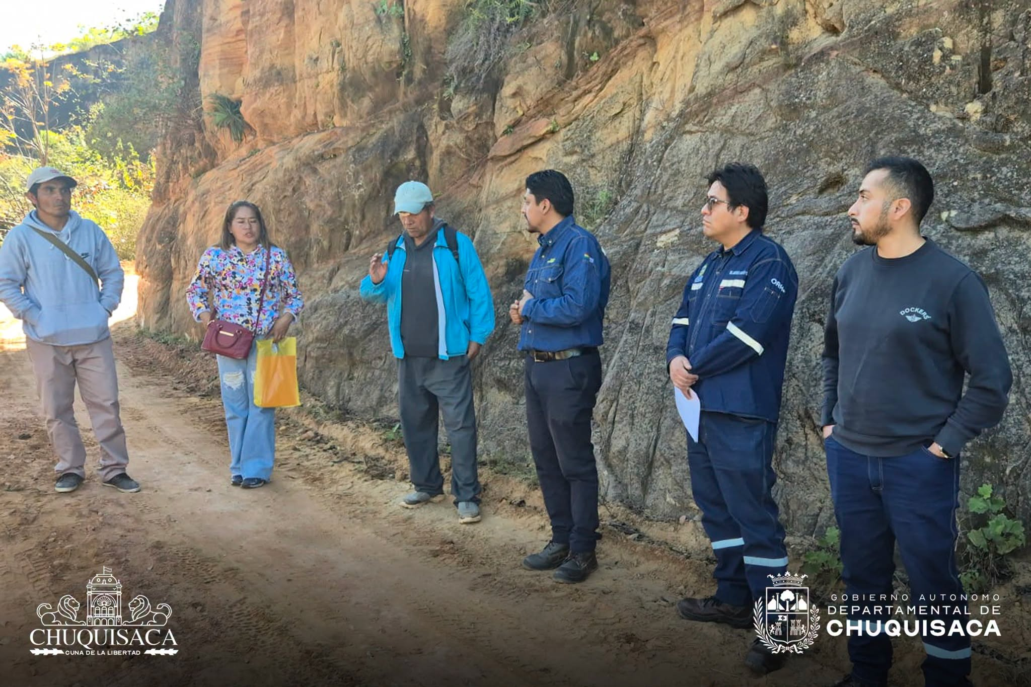 Personal de la Gobernación de Chuquisaca en la inspección a un camino. Foto: Gobernación Chuquisaca.