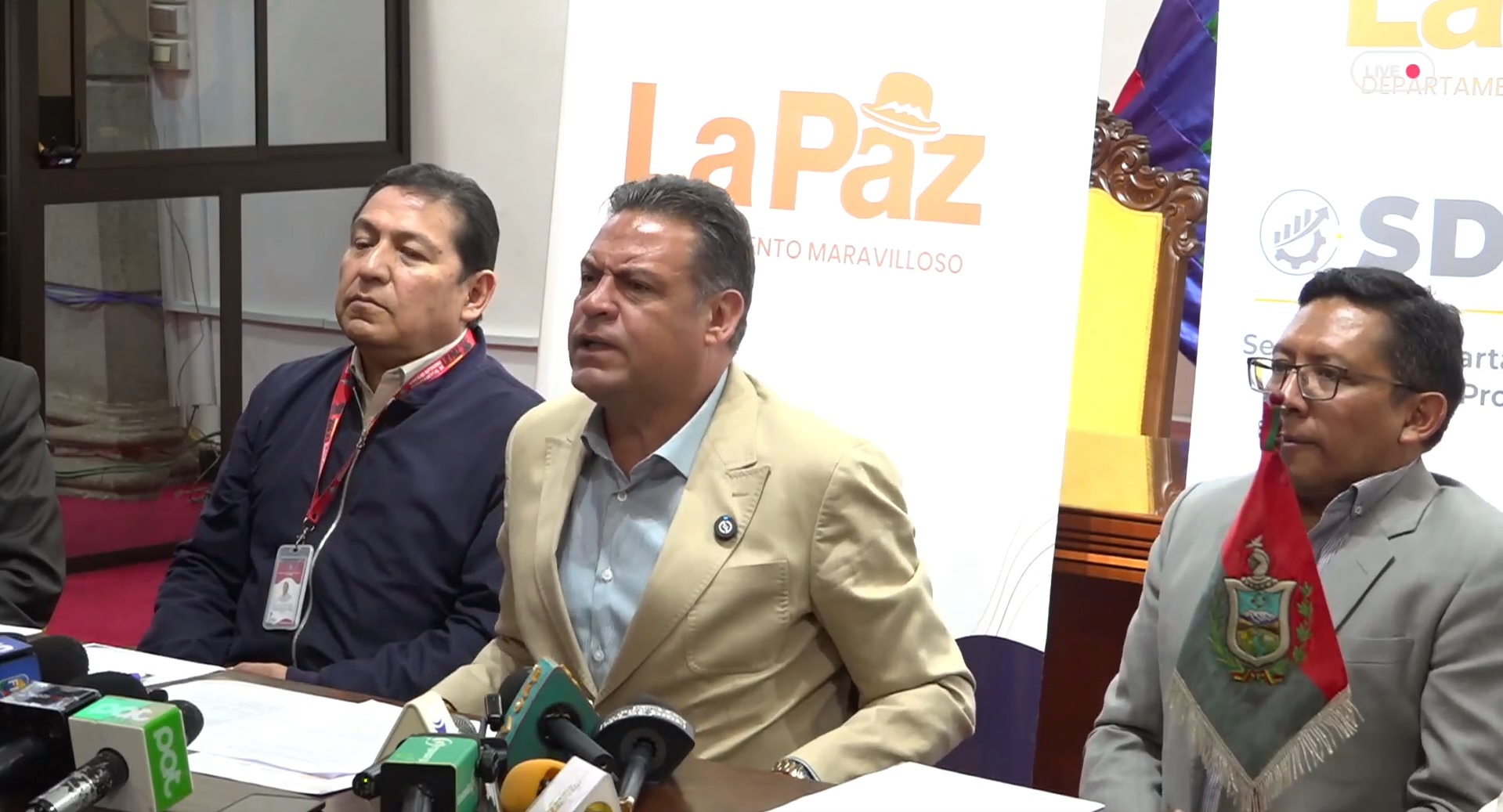 El gobernador Luis Revilla en conferencia de prensa.