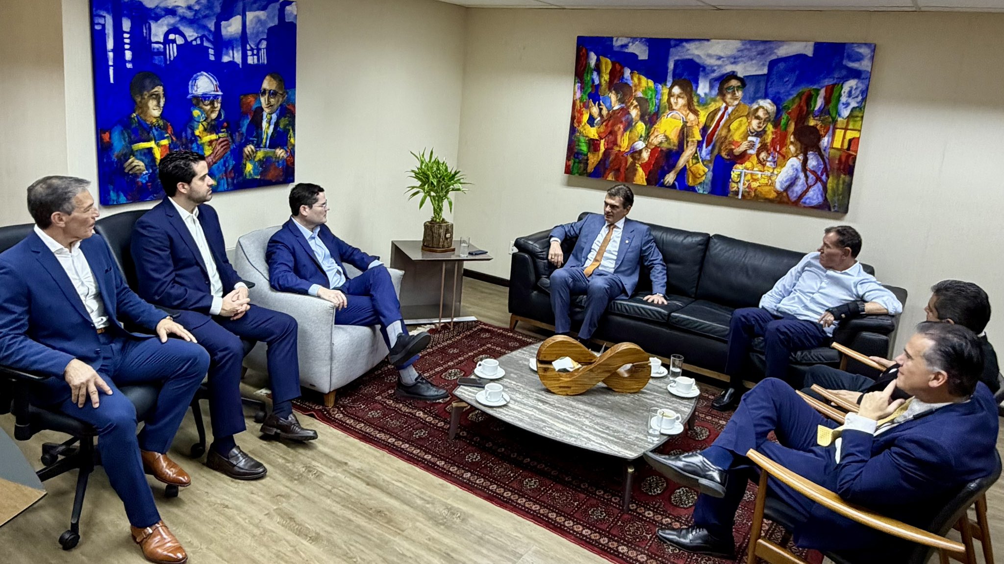 El presidente, Rodrigo Paz, en una reunión con otras autoridades. Foto: Rodrigo Paz rrss.