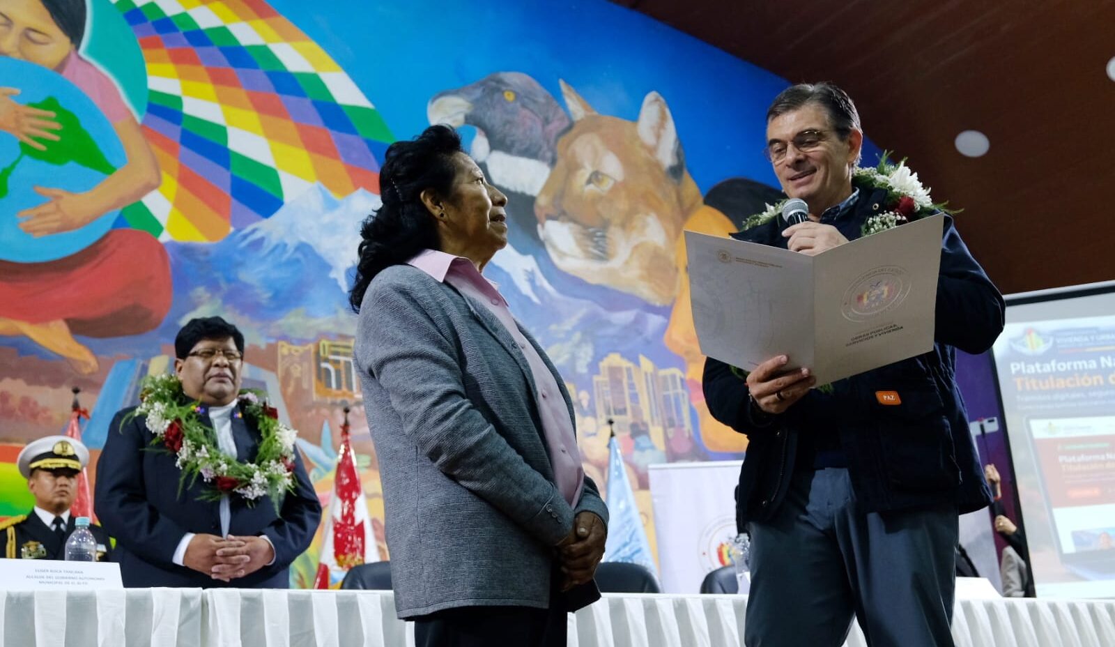 Paz entrega título de vivienda a una de las beneficiarias tras 30 años de peregrinación. Fotos: Oficina del Presidente.