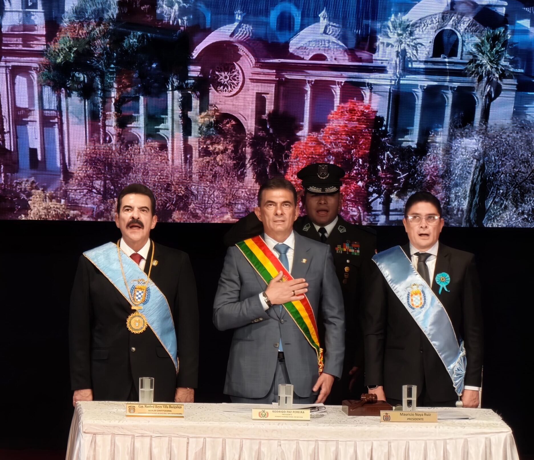 El presidente Rodrigo Paz Pereira junto al alcalde de Cochabamba, Manfred Reyes Villa, durante la Sesión de Honor por los 216 años de la Gesta Libertaria de Cochabamba.