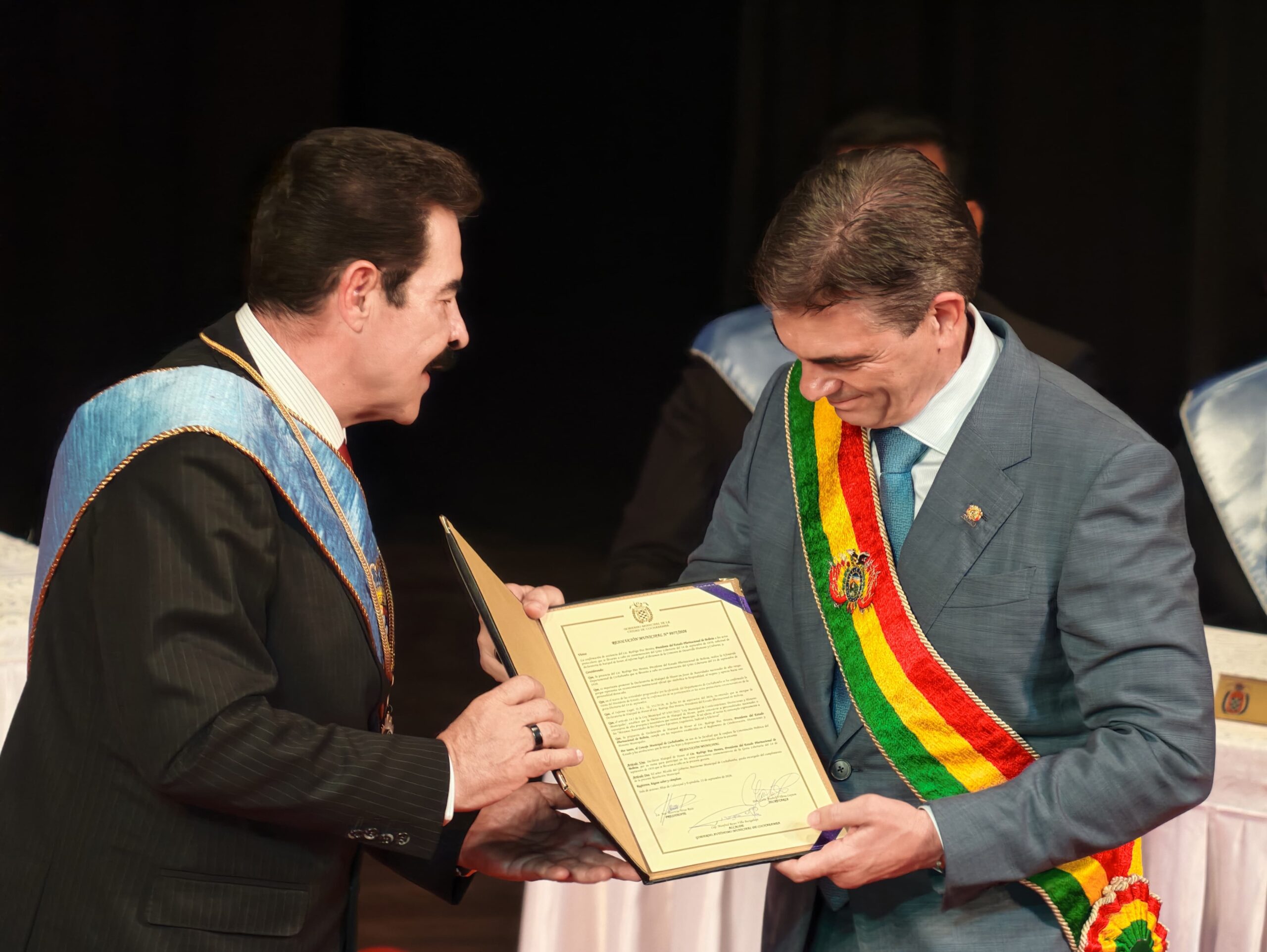Entrega del reconocimiento al presidente del Estado, Rodrigo Paz. Fotos: Oficina del Presidente