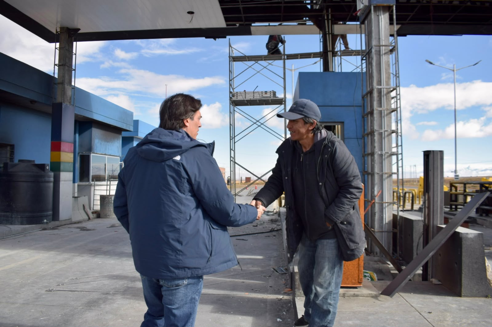 El Ministro de Obras Públicas inspeccionó la estación de peaje dañada durante los bloqueos este año. Foto: MOPSV.