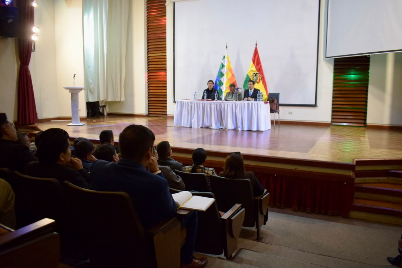 La reunión del Gobierno y transporte se lleva a cabo en la ciudad de La Paz. Foto: MOPSV.