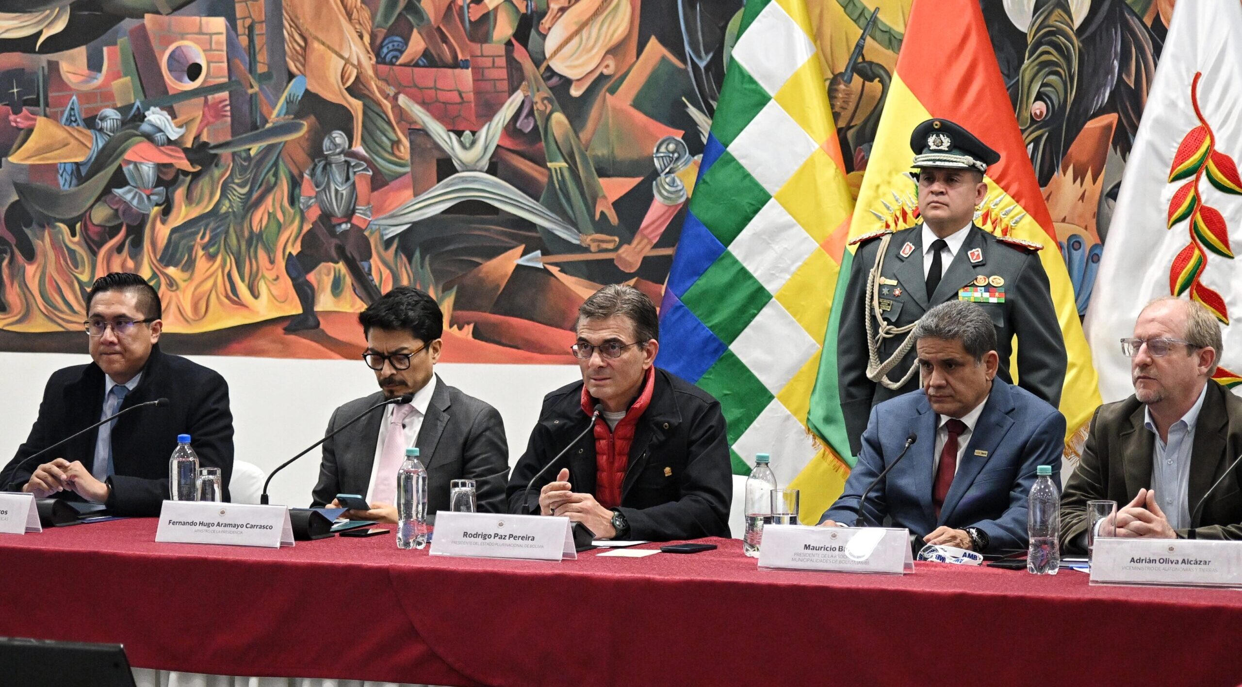 El presidente Rodrigo Paz Pereira en la reunión con los alcaldes. Foto: Oficina del Presidente.