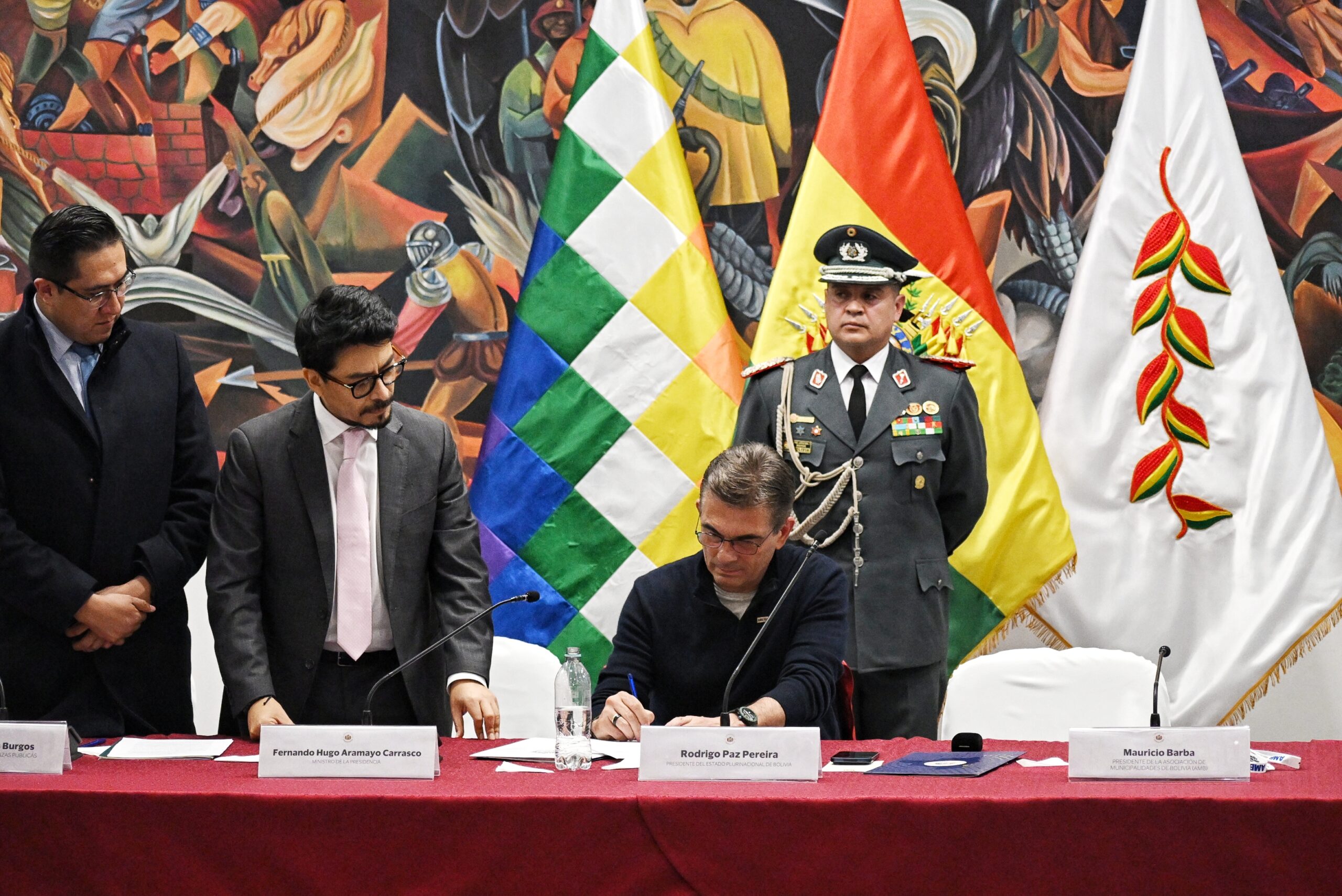 El presidente Rodrigo Paz Pereira en la reunión con los alcaldes. Foto: Oficina del Presidente.