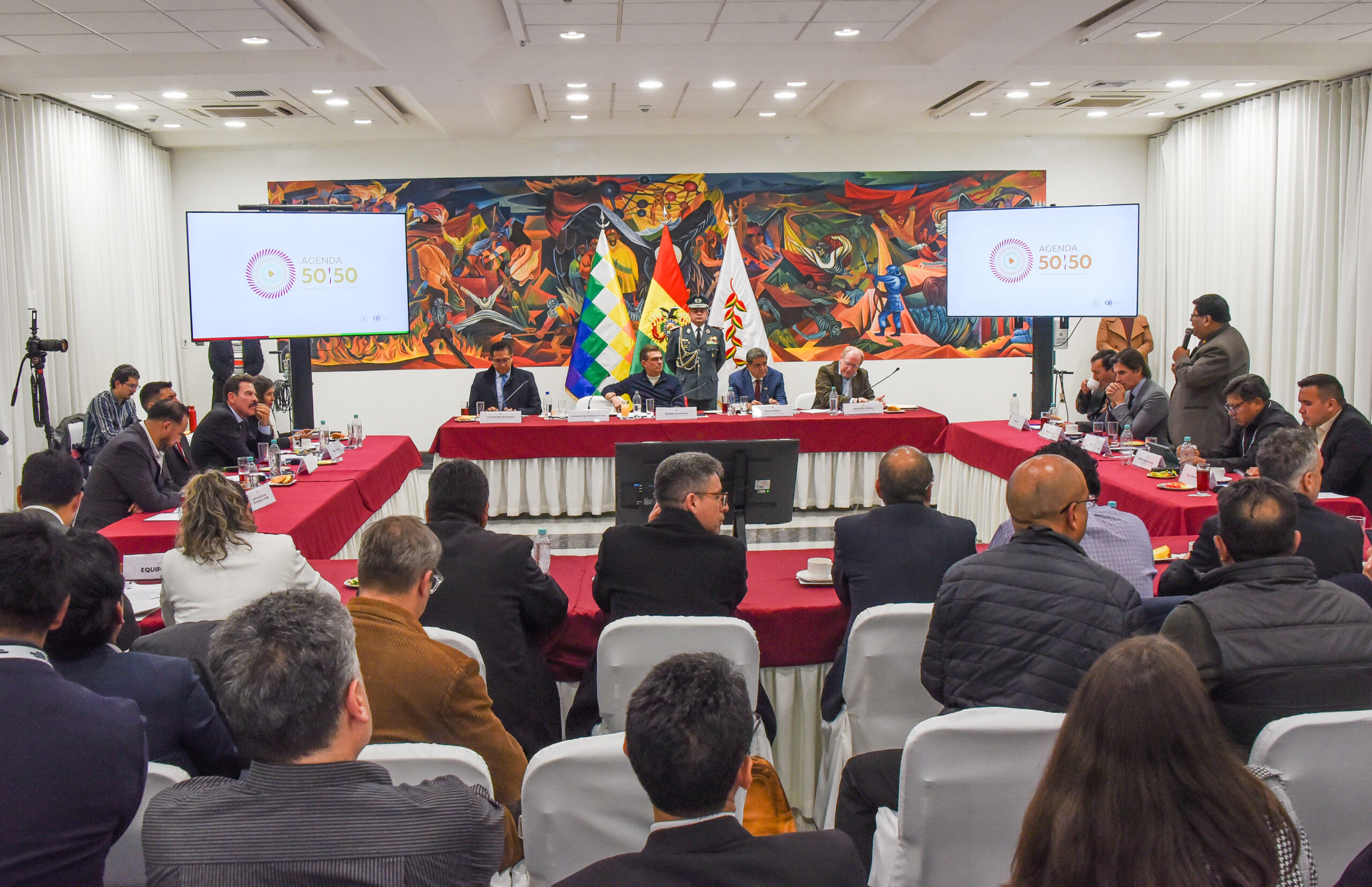 El presidente rodrigo Paz Pereira reunido con los alcaldes de las ciudades capitales más El Alto. Foto: Oficina del Presidente.