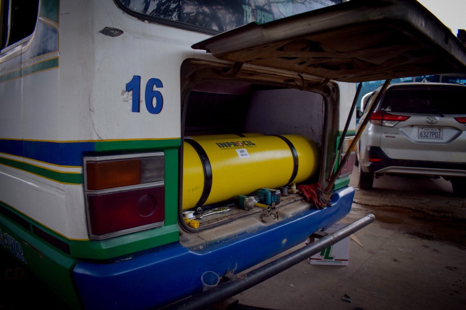 Un cilindro de GNV instalado en un micro del transporte público en Santa Cruz. Foto: MOPSV.