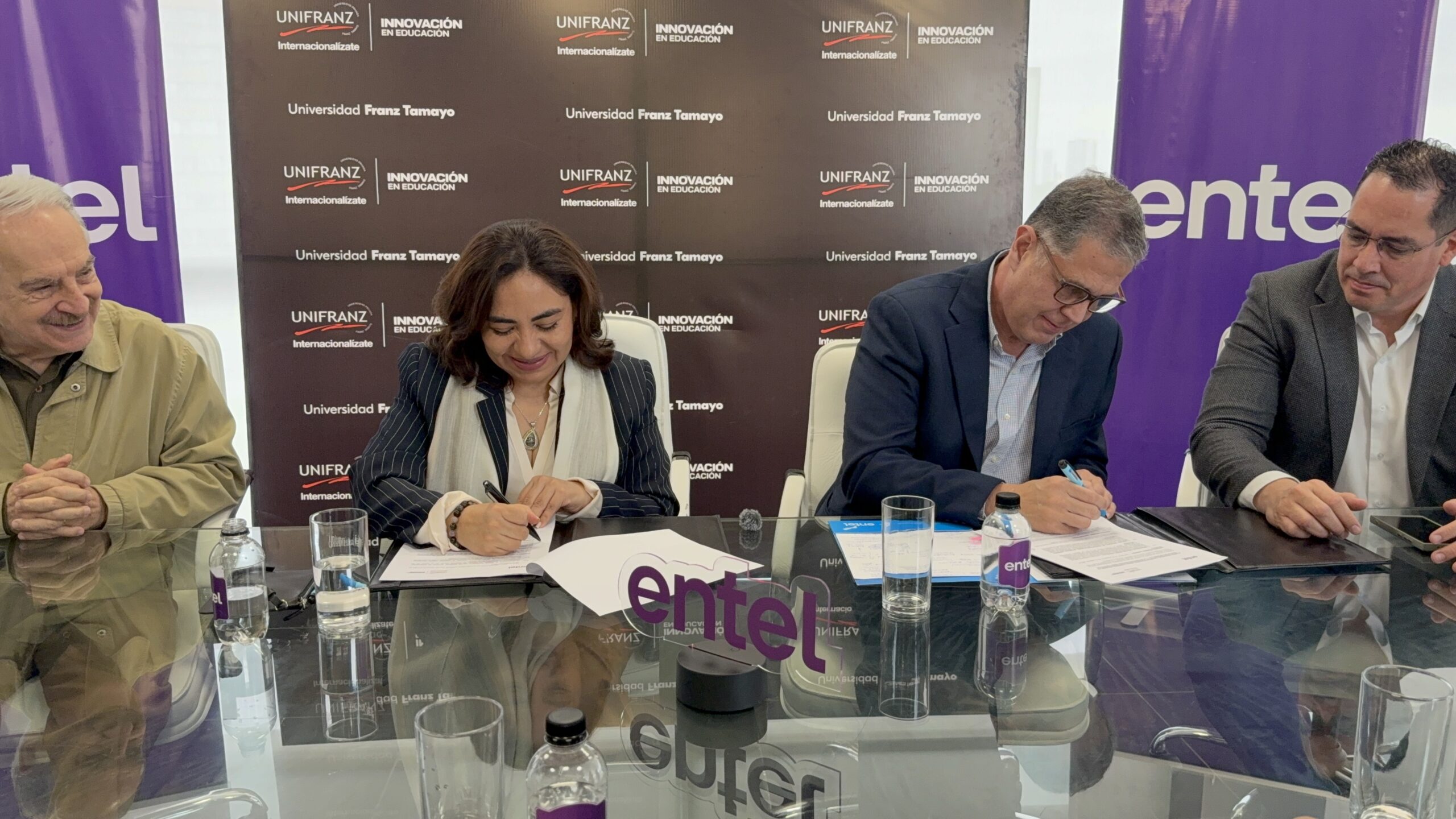 Ejecutivos de Entel y la Unifranz firmaron un convenio. Foto: Entel.
