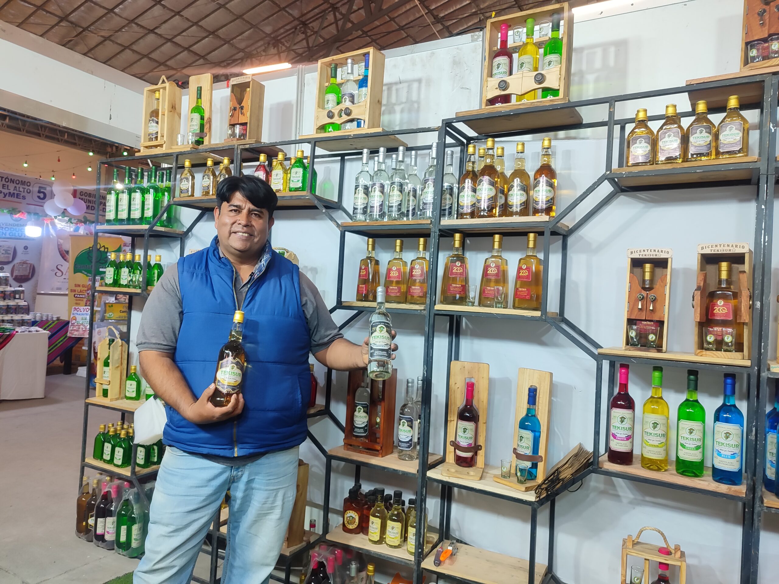 Eliezer Posadas en su stand en la feria La Paz Expone 2026, que se realizó este mes. Foto: ABI.