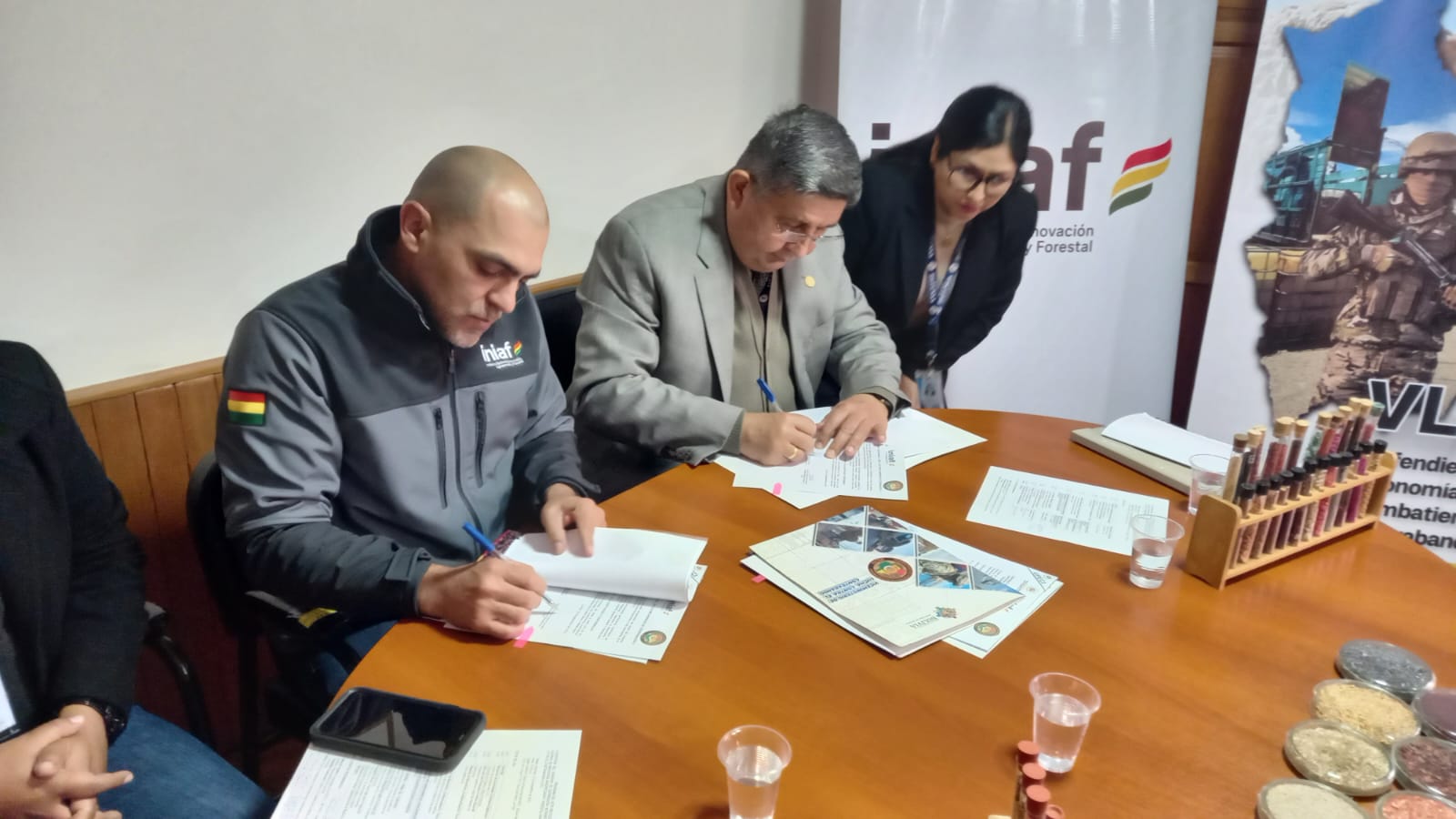 Firma del convenio entre el Viceministerio de Lucha Contra el Contrabando y el Instituto Nacional de Innovación Agropecuaria y Forestal. Fotos: Viceministerio de Lucha Contra el Contrabando.