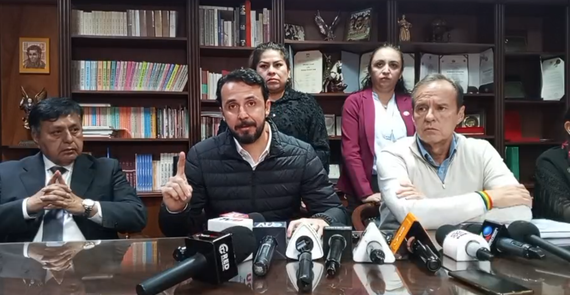 El gobernador de Santa Cruz, Juan Pablo Velasco, en conferencia de prensa.