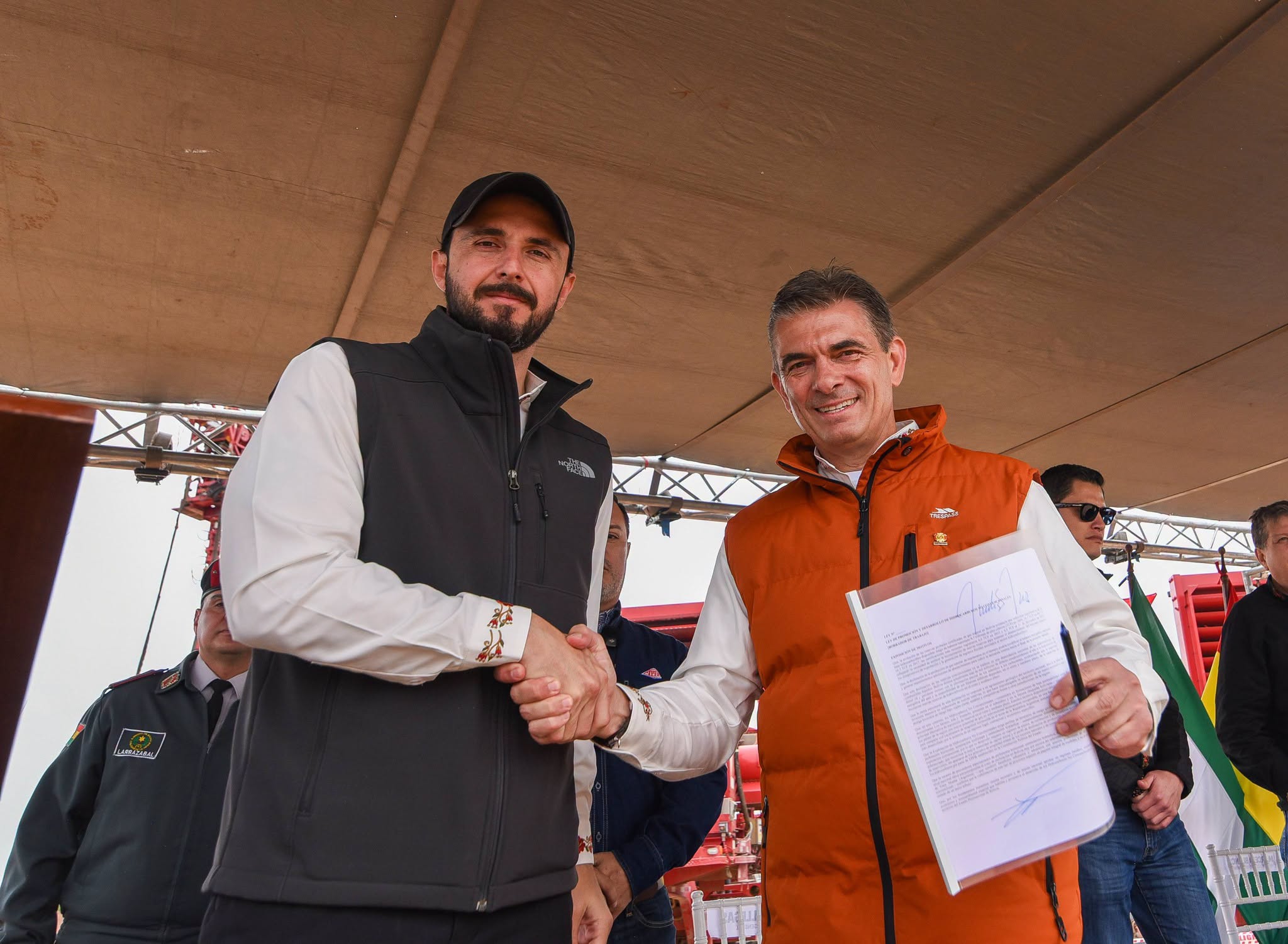 Gobernador de Santa Cruz, Juan Pablo Velasco, da la mano al presidente Rodrigo Paz. Foto: Oficina del Presidente.
