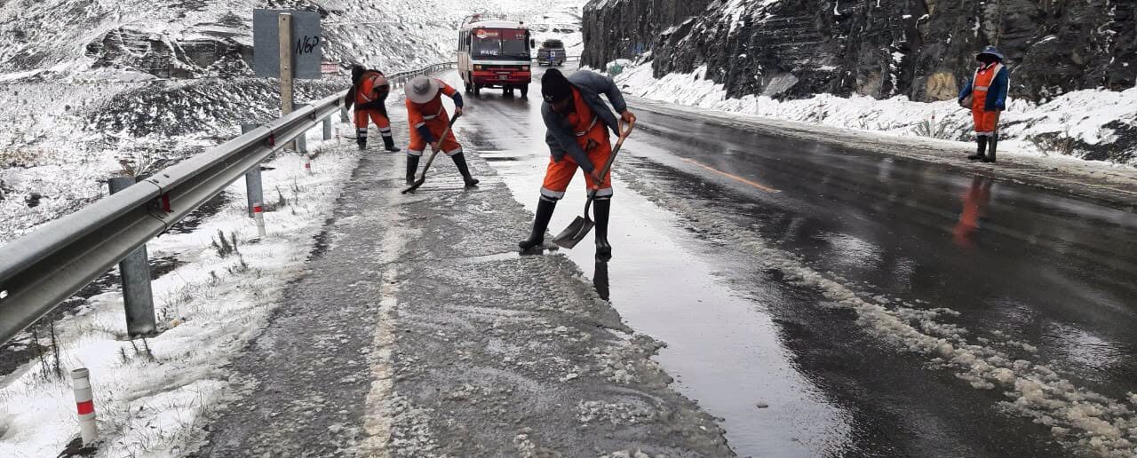Trabajos de la ABC para habilitar la carretera hacia Los Yungas, en La Paz. Fotos: ABC.