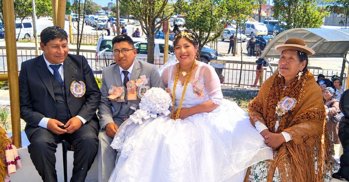 Recién casados disfrutan de la Plaza de los Novios y realizan una sesión fotográfica. Fotos: Gamea.
