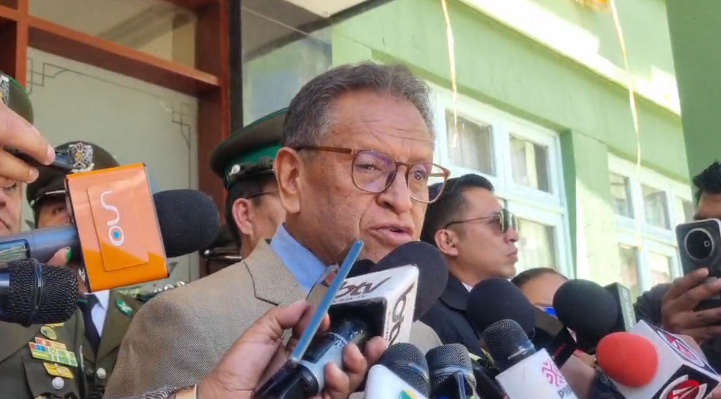 Ministro de Gobierno, Marco Antonio Oviedo, en contacto con la prensa este jueves. Foto: Captura Policía Boliviana.