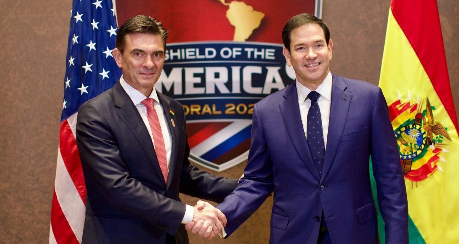 Presidente Rodrigo Paz estrecha la mano del secretario de Estado de los Estados Unidos, Marco Rubio en la Cumbre del Escudo de las Américas. Foto: Ministerio de la Presidencia.