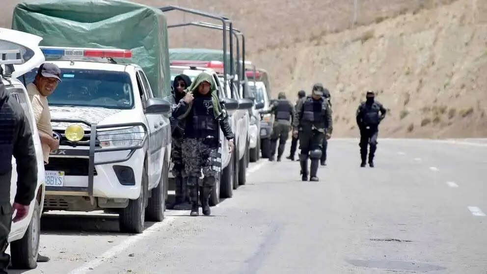 Despliegue de la Policía para el resguardo de carreteras del país. Foto: Policía Boliviana.