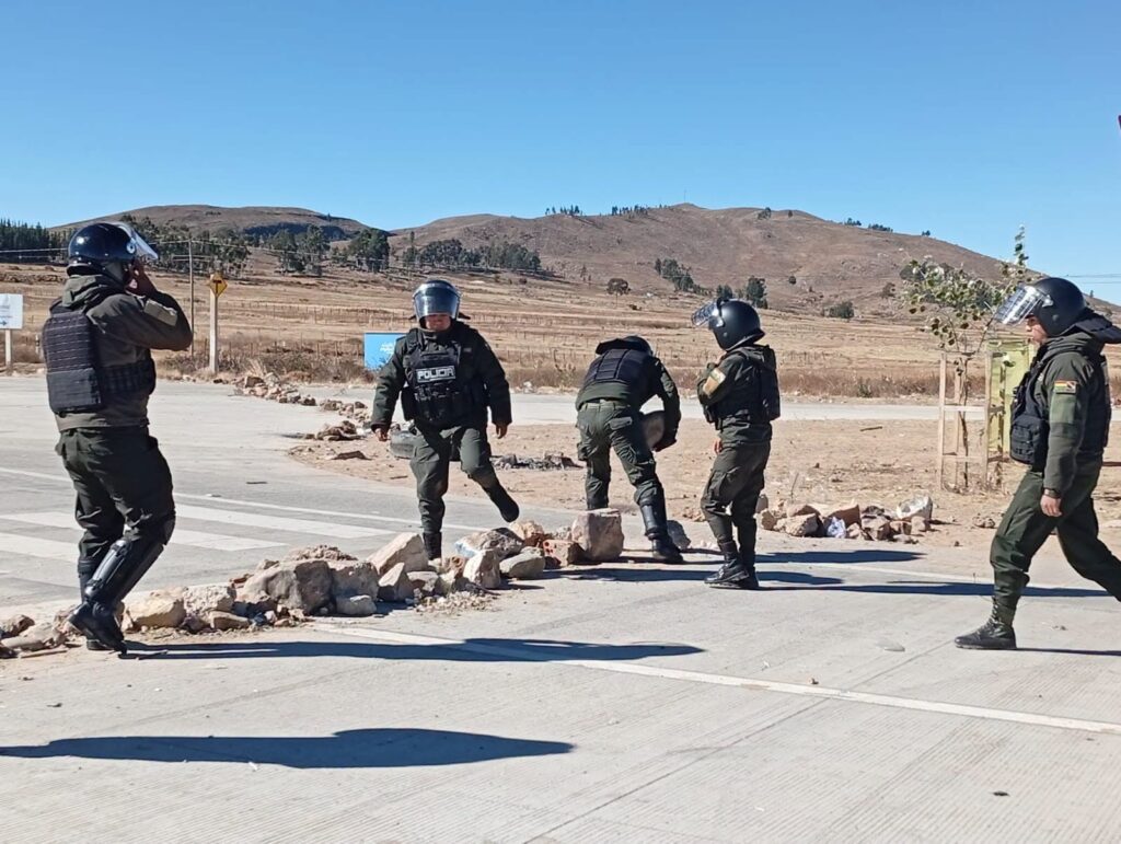 Policías despejan una ruta del país que estaba bloqueada. / Foto. Archivo.