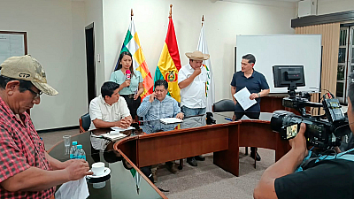 Reunión sostenida entre autoridades y productores. Foto: Bolivia Tv.