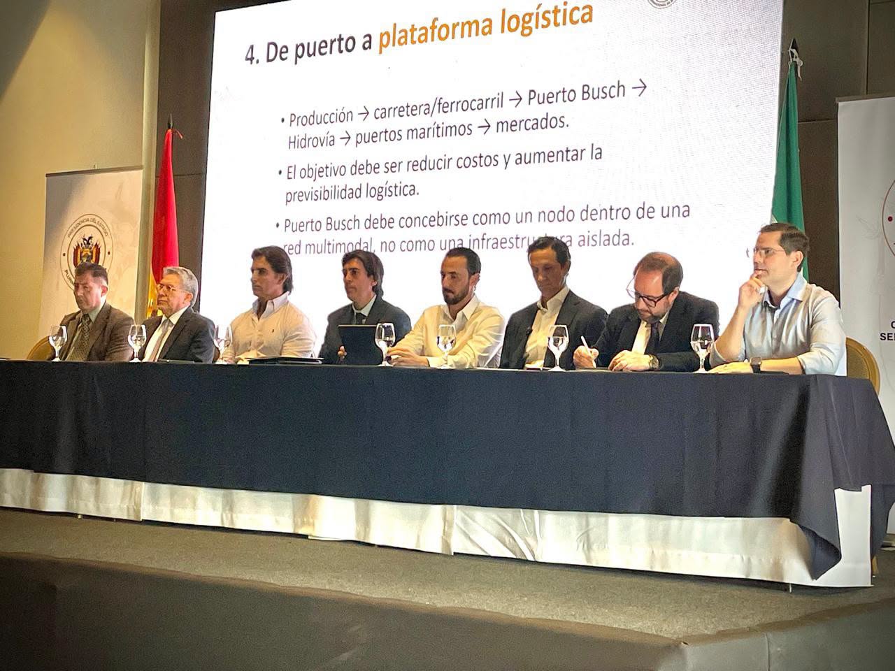Primera reunión del Consejo Estratégico para el Aprovechamiento de Puerto Busch y de la Hidrovía Paraguay-Paraná en Santa Cruz. Foto: MOPSV.