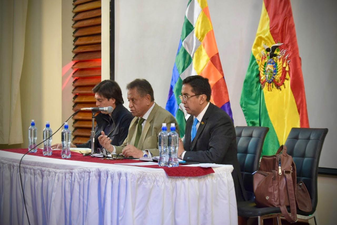 Reunión instalada entre el Gobierno nacional y la Confederación de Transporte Libre en La Paz. Fotos: MOPSV.