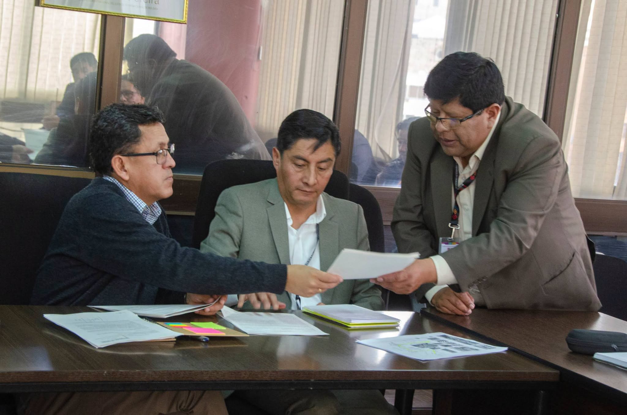 Reunión sostenida entre la Alcaldía de El Alto y el Viceministerio de Transportes. Fotos: Gamea.