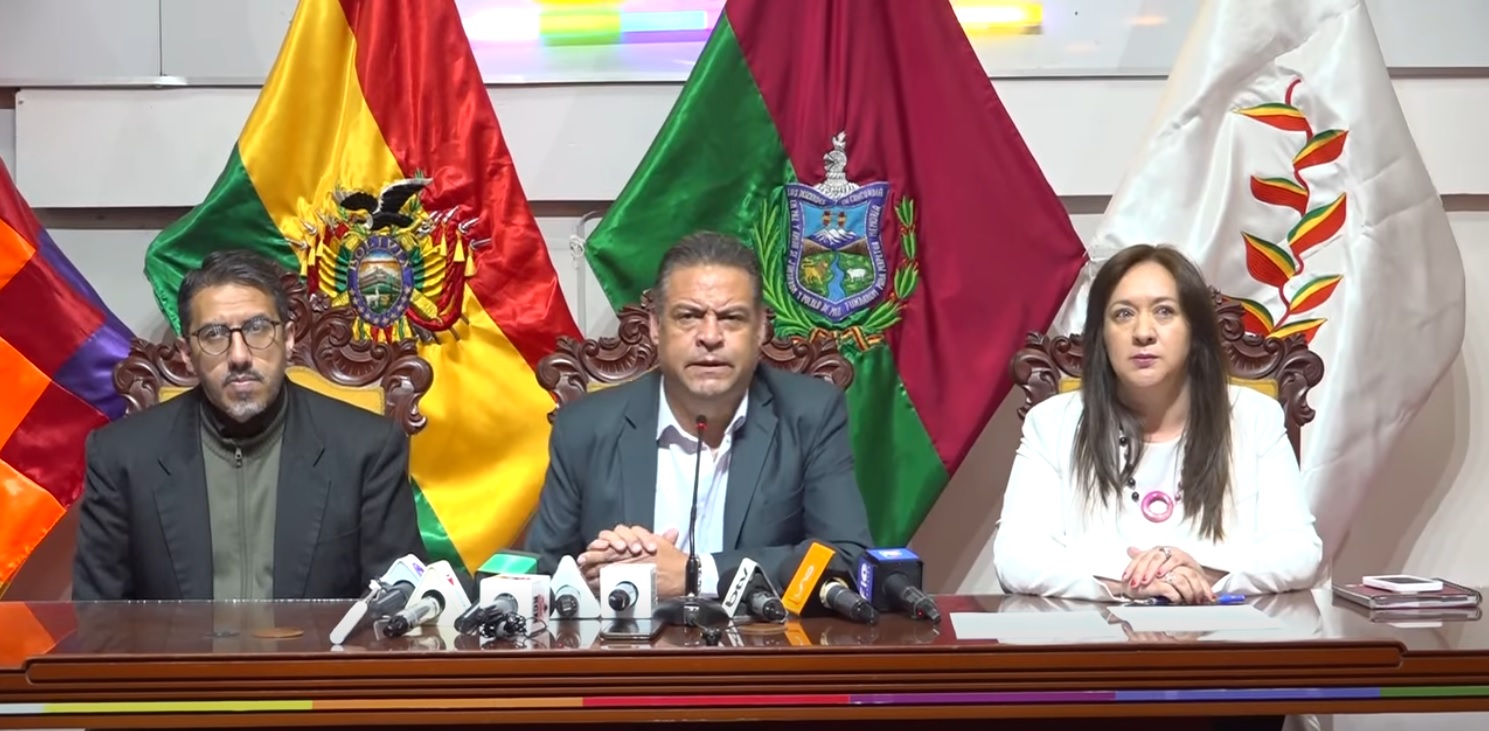 El gobernador Luis Revilla en conferencia de prensa.