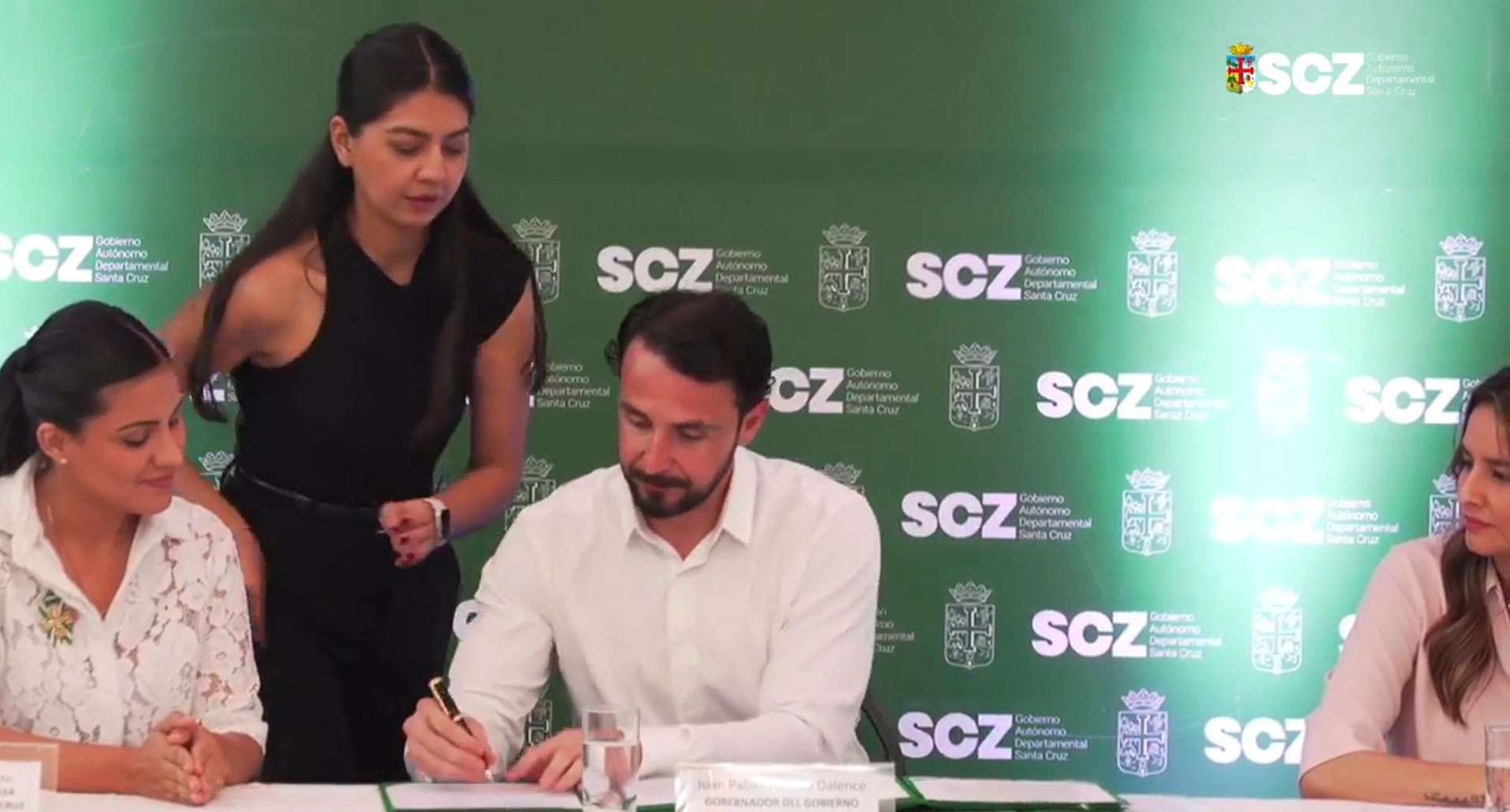 El gobernador Juan Pablo Velasco pone su firma en la nueva ley departamental.