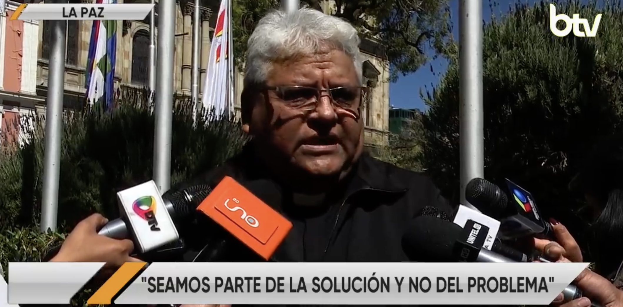 Arzobispo de Nuestra Señora La Paz, Percy Galván, en contacto con los medios este domingo. Foto: Captura Bolivia Tv.