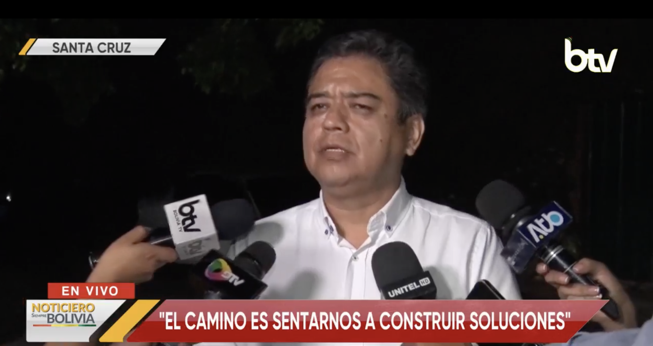 Vocero presidencial, José Luis Gálvez, en contacto con la prensa en Santa Cruz. Foto: Captura Bolivia Tv.