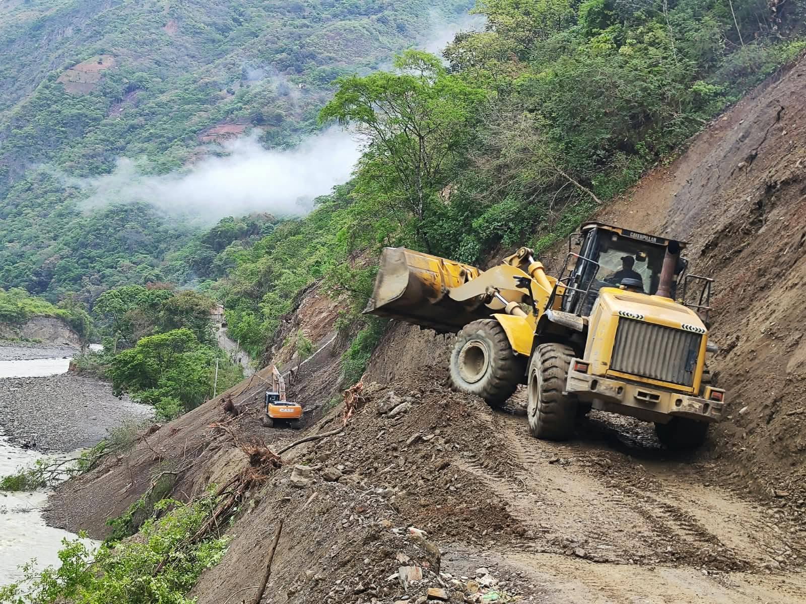 Trabajos con maquinaria pesada del Sedcam en la ruta a La Asunta. Foto: Sedcam.