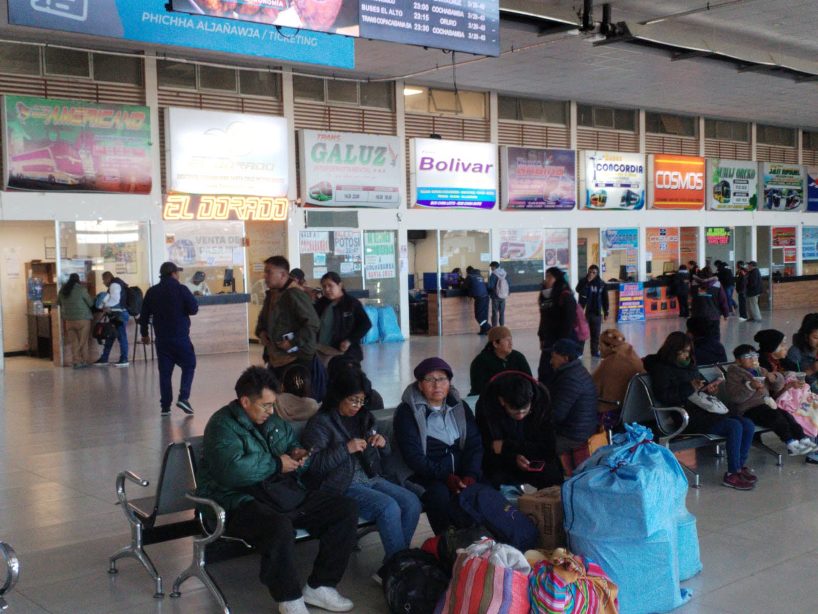 Pasajeros en la Terminal Metropolitana de El Alto. Foto: Terminal Metropolitana de El Alto.