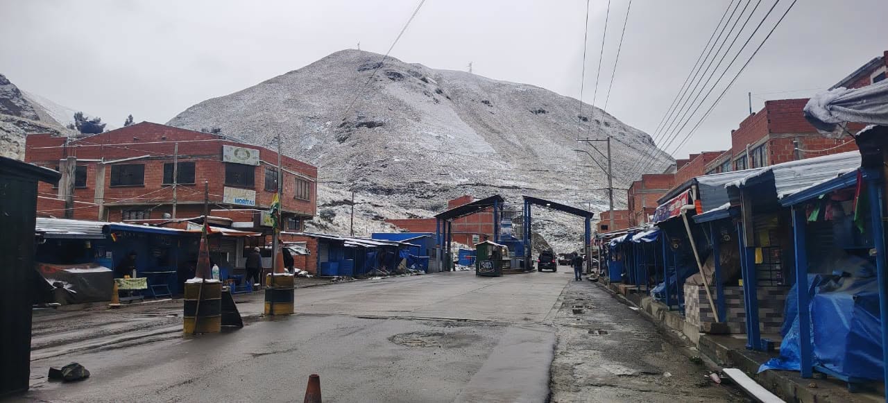 Nevada caída a la altura de la tranca de Urujara hacia Los Yungas en La Paz. Fotos: Bolivia Tv.