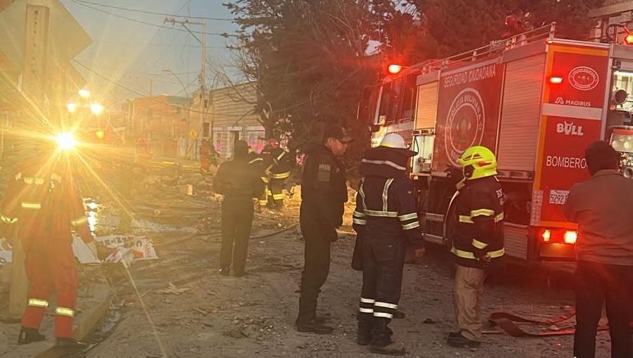 Equipos desplegados continúan trabajando en la zona afectada, realizando la búsqueda y verificación entre los escombros.
