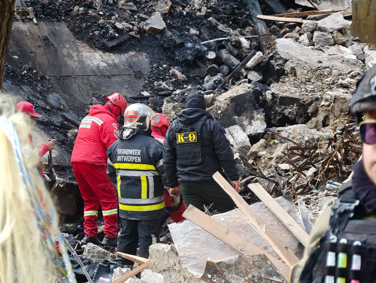 Personal de emergencia realiza búsqueda de las personas desaparecidas en el Regimiento Bolívar. Fotos: Ministerio de Defensa.