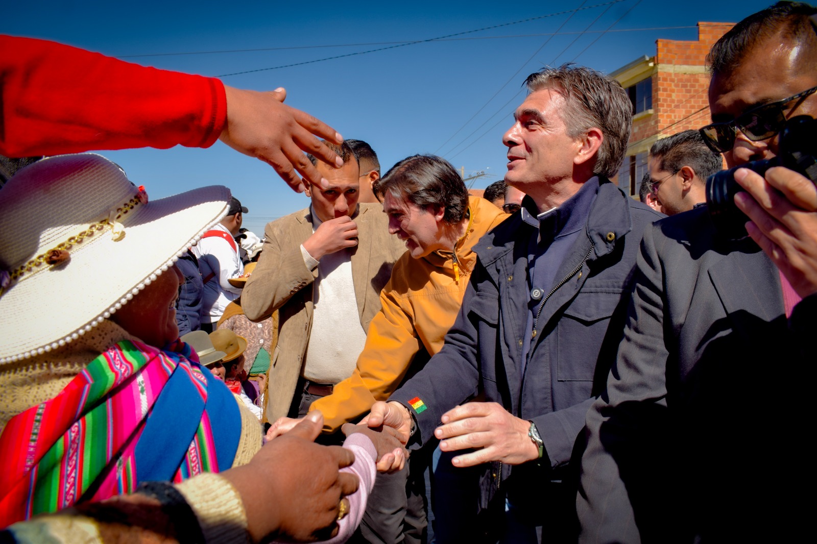 Presidente Rodrigo Paz junto al ministro de Obras Públicas, Mauricio Zamora durante una entrega de obra en El Alto. Foto de archivo.