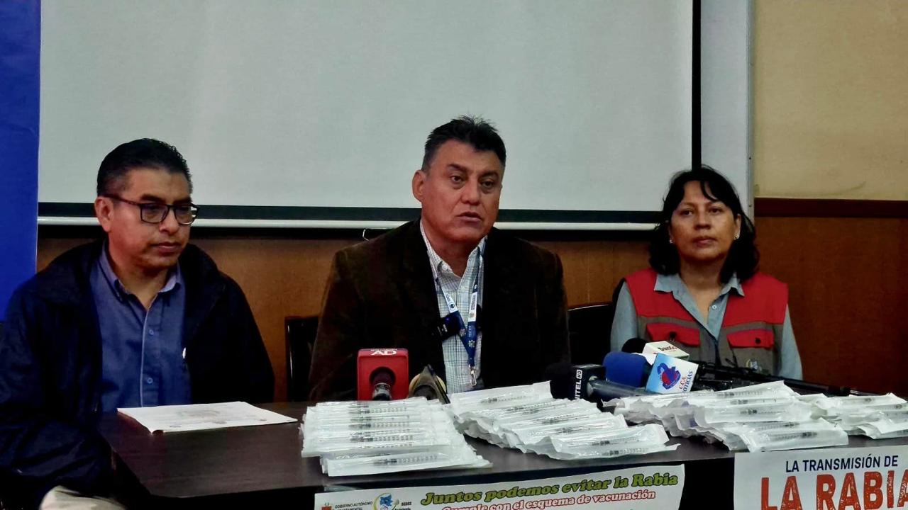 Acto de entrega de jeringas para campaña antirrábica en Cochabamba. Fotos: Sedes Cochabamba.