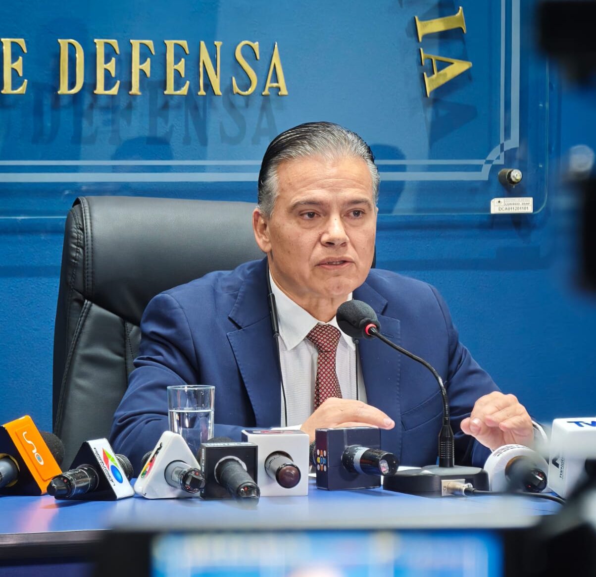 Ministro de Defensa, Ernesto Justiniano, en conferencia de prensa. Foto: Ministerio de Defensa.