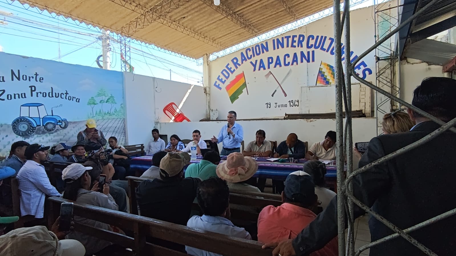 El Ministro de Defensa llegó hasta Yapacaní para dialogar con grupos movilizados.