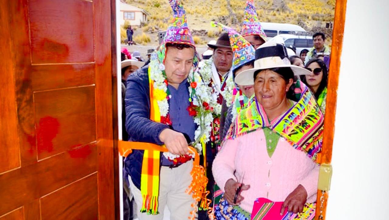 Habitantes del Ayllu Culta reciben una de las viviendas sociales. Foto: MOP