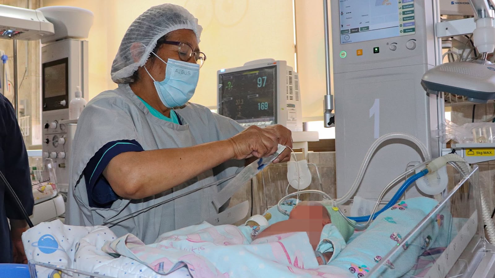 Personal de salud en el Complejo Hospitalario de Miraflores.