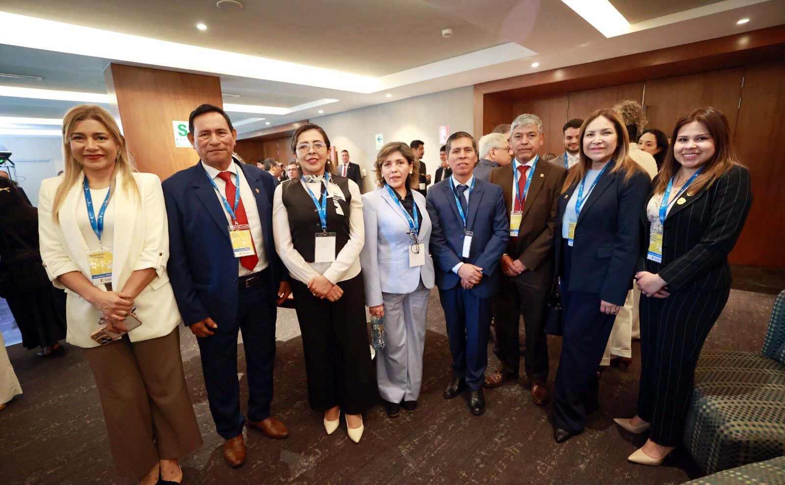 La contralora general del Estado interina, Sandra Quiroga, junto a legisladores bolivianos.