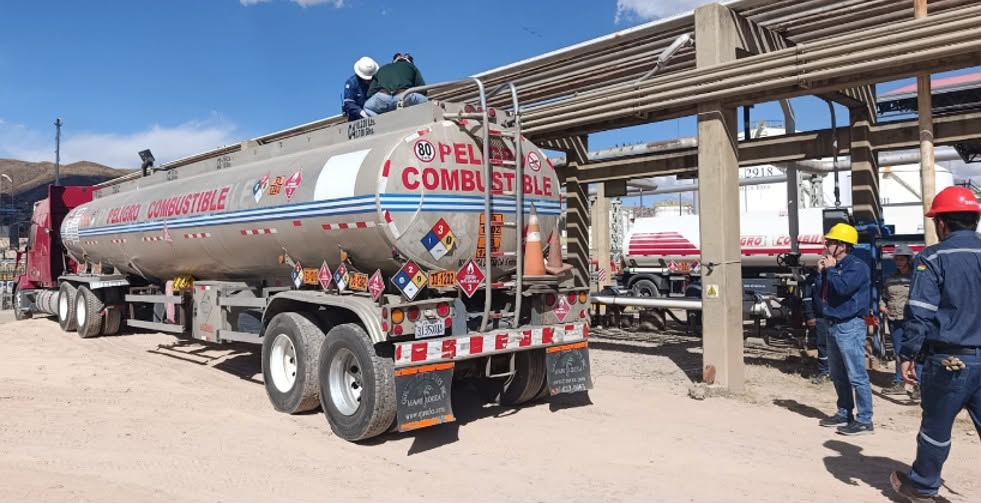 El camión cisterna quedó bajo custodia oficial tras la detección de presuntas irregularidades.