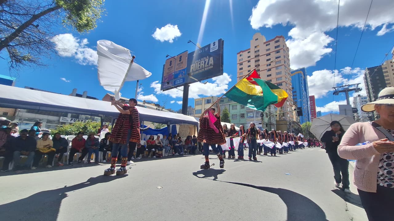 La tricolor boliviana ondea al ritmo del pujllay durante la Preentrada Universitaria de la UMSA en La Paz. Fotos: ABI