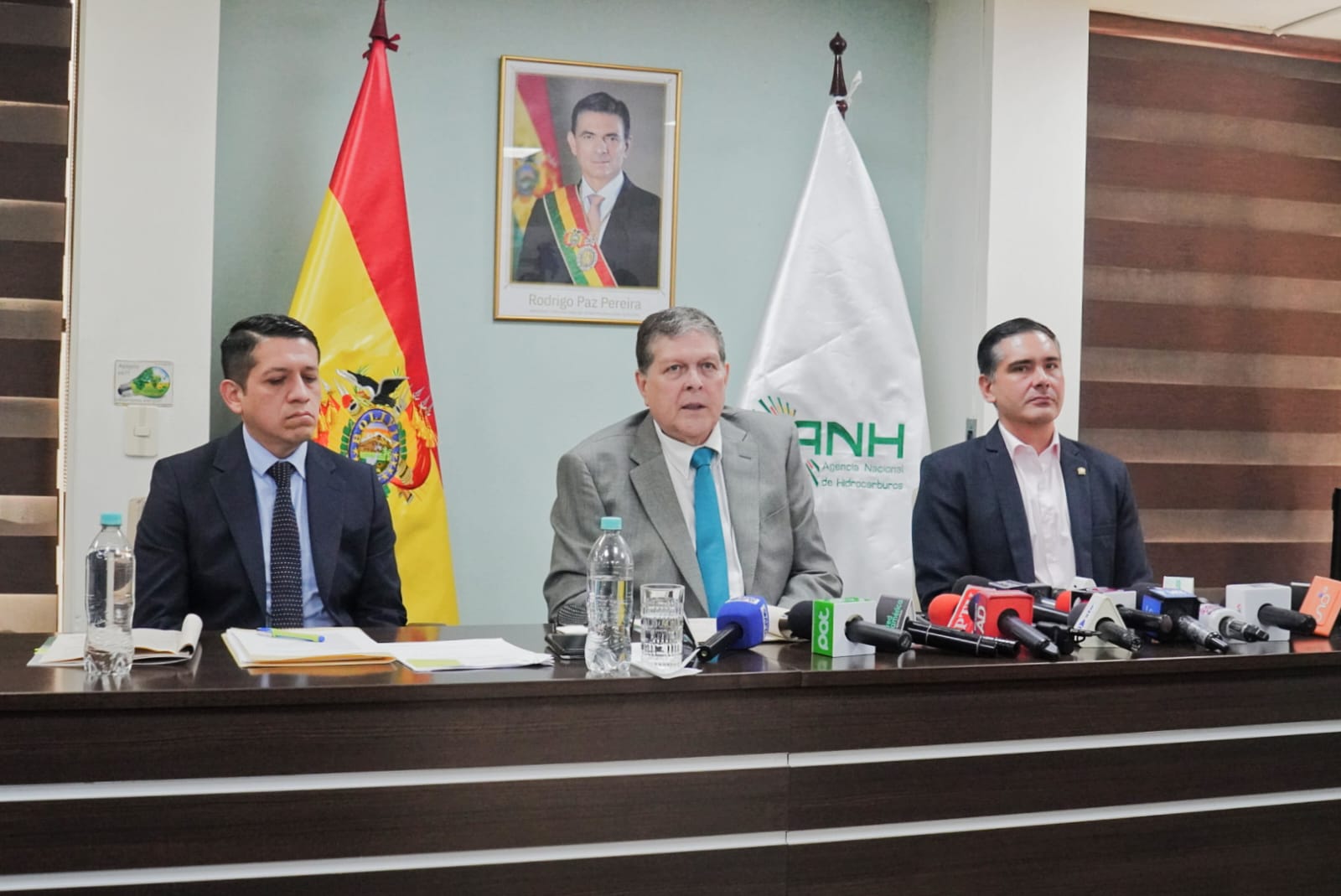 Los ministros de Producción Sostenible, Medio Ambiente y Agua, Óscar Mario Justiniano, y de Hidrocarburos y Energías, Marcelo Blanco.