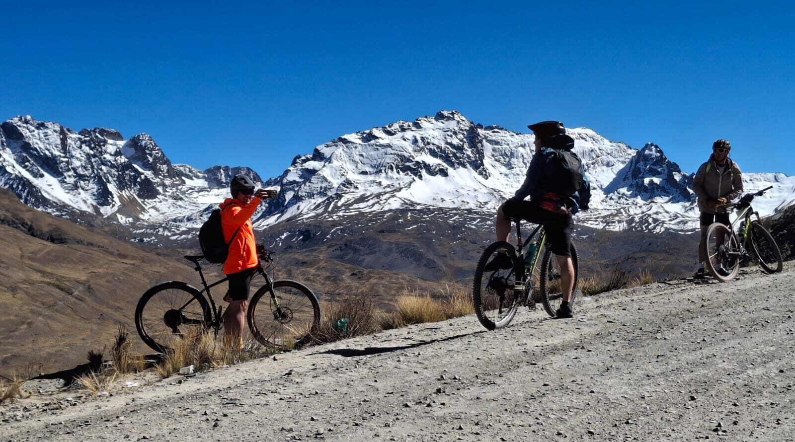 Bolivia Yungas Race, una competencia de bicicleta de montaña. Fotos: GAM Tacacoma y Bolivia Yungas Race.